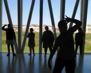 Grupo de expressão corporal e dramática do CASCI prepara projeto de dança artística.