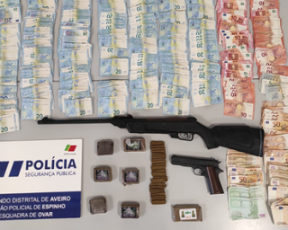 PSP deteve homem por suspeita de tráfico de estupefacientes e mais de 48 mil euros em notas, em casa.