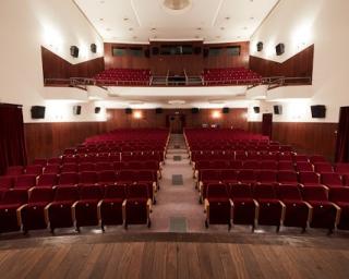 Mealhada ajuda artistas e homenageia profissionais que combateram pandemia.