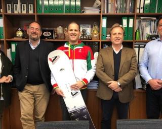 Município de Albergaria-a-Velha apoia atleta paralímpico de snowboard adaptado.
