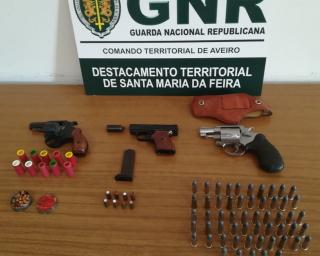 GNR de Santa Maria da Feira: Apreendidas três armas e 117 munições por violência doméstica.