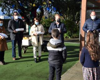 Albergaria entrega tablets a estudantes locais.