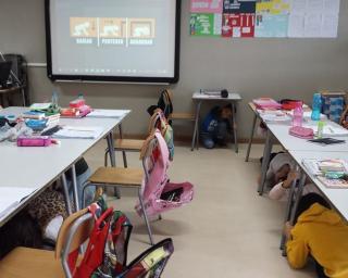 Escolas e creches em dia de reabertura.