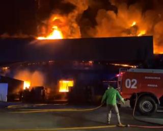 Sangalhos: Nave industrial de fábrica de bicicletas destruída pelo fogo.