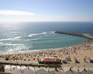 Praias de Espinho com águas limpas.