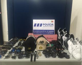 PSP de Espinho identificou vendedores ambulantes por suspeita de contrafação.
