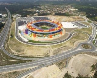 Aveiro: Reparação da cobertura do estádio muda de mãos.