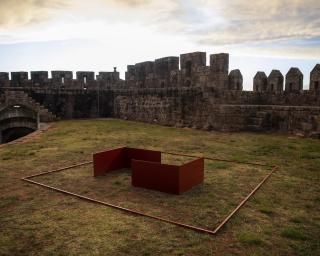 Obras da Coleção de Serralves expostas no Castelo de Santa Maria da Feira.