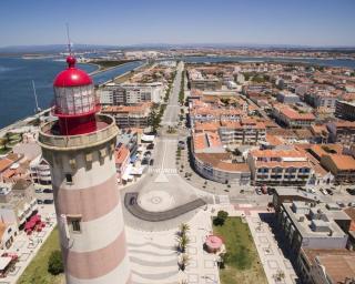 Gafanha da Nazaré: Símbolos das Jornadas Mundiais da Juventude sobem ao alto do Farol.