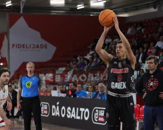 Basquetebol: Benfica alarga vantagem sobre Ovarense em jogo decidido no prolongamento.