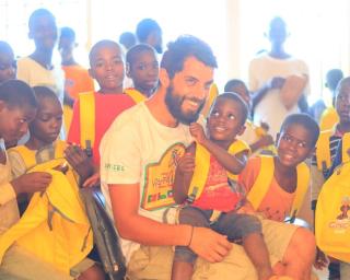 Gabriel Sarabando apresenta livro sobre viagem a África.