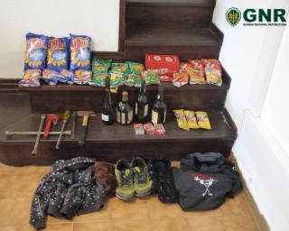 GNR de Aveiro: Duas pessoas identificadas por furtos em vários estabelecimentos comerciais.