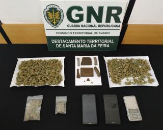Feira: Mulher envolvida em acidente apanhada com droga.