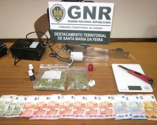 GNR de Lourosa deteve suspeito de tráfico e cultivo de estupefacientes.