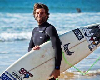 Hugo Vau vai à praia da Barra em ação de educação ambiental.