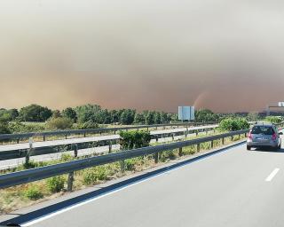 Grande coluna de fumo em Aveiro. Incêndio em Águeda próximo de povoações.