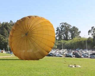 Aveiro: Exército na Feira de Março para demonstração de paraquedismo.