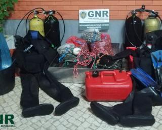 GNR apreendeu equipamento de mergulho e 97 quilos de bivalves na Gafanha da Nazaré.