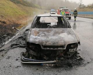 Carro em chamas corta A25 na zona de Vouzela.