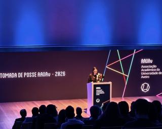 joana regadas defende renovacao de quadros na aauav