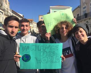 Alunos de Aveiro aderiram à greve às aulas em defesa do planeta.