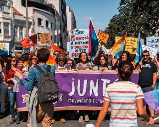 Juntas em defesa das mulheres que participam no combate à pandemia.