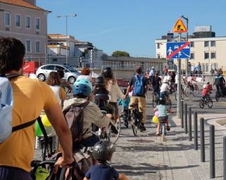 Aveiro: Crianças e Jovens pedalam por uma cidade mais amiga das bicicletas.