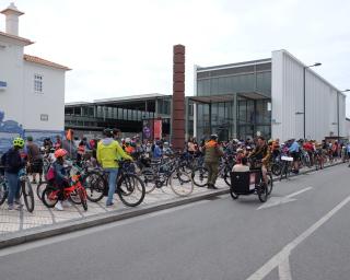 Aveiro. Massa crítica de crianças reuniu 200 pessoas em passeio de bicicleta na cidade.