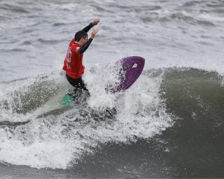 Costa Nova: Mar desafiante no primeiro dia do Mundial de Kneeboard.