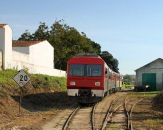 Colisão entre comboio e viatura interrompe ligação da linha do Vouga em São João de Ver.