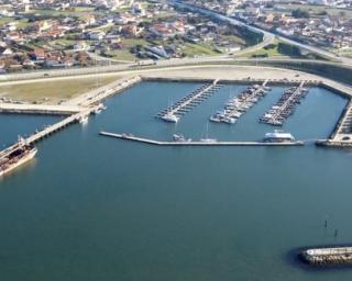  Docapesca reabilita sistema de defensas do cais de descarga do porto de pesca de Aveiro.