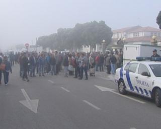 Pescadores em protesto contra pressão da Unidade de Controlo Costeiro.