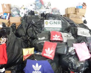 GNR apreendeu cerca de 4000 artigos contrafeitos em feira de Lourosa.