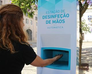 Aveiro retoma serviços municipais e investe em meios de desinfeção de mãos na cidade.