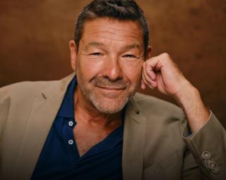 Marcantonio del Carlo partilha contos tradicionais no Cineteatro Alba.