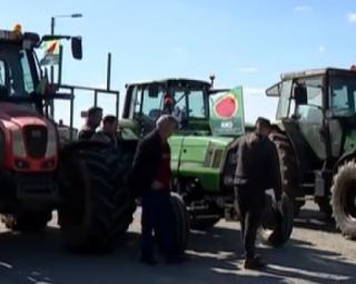 Agricultores da região de Aveiro desfilam, entre Ovar e Estarreja, em sinal de protesto.