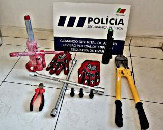 PSP: Identificados dois homens e recuperados pneus furtados.