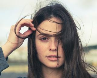 Mimi Froes em palco no Teatro Aveirense.