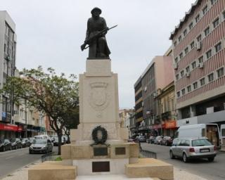 Aveiro: Mudança do monumento ao soldado desconhecido à espera de especialistas italianos.