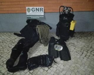 GNR: Mergulhador identificado por apanhar bivalves no Canal de Mira.