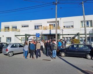 Movimento de Utentes em Serviços Públicos de Aveiro pedem reforço de meios na Extensão de Saúde de Mourisca do Vouga.