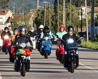 Moliceiro Vespa Clube acompanhou partida de vespistas que viajam para encontro mundial na Itália.