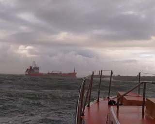 Rebocadores resgatam navio com avaria à entrada da Barra.