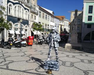 Homem estátua quer Aveiro com mais espetáculos de rua.
