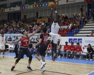 Oliveirense e Benfica entram a ganhar no play-off.