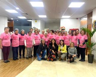 Voluntárias de Aradas oferecem objetos de apoio a doentes com cancro.