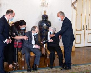 Presidente da República condecora Carlos Paião a título póstumo.