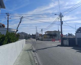 Veículo com grua derrubou postes de telecomunicações.