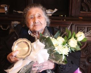 Murtosa canta os parabéns a mulher centenária.