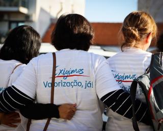 O Sindicato dos Professores da Região Centro anuncia para esta segunda-feira uma concentração, às 9h30, na Praça da República, junto à Homem Cristo e marcha até à Praça Melo Freitas. Trata-se de uma ação inserida na Caravana de Professores sob o mote “Somos Professores. Damos rosto ao futuro! Exigimos valorização, já!”. Questões como o processo de revisão do Estatuto da Carreira Docente, a falta de professores e o envelhecimento da classe docente são temas em foco nesta caravana nacional.